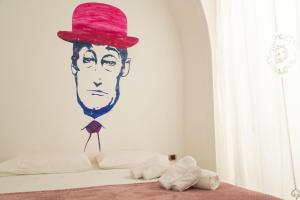 ナポリにあるTotò Style Apartmentの帽子をかぶった男絵