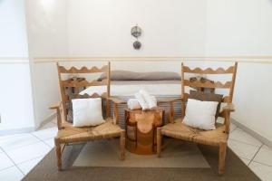 A seating area at Neapolitan Style Apartrment