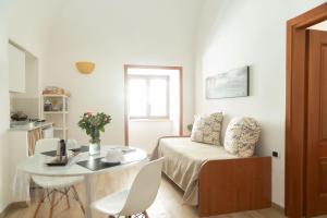 A seating area at Neapolitan Style Apartrment