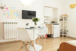 A kitchen or kitchenette at Neapolitan Style Apartrment