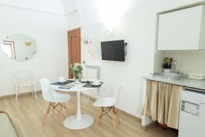 A kitchen or kitchenette at Neapolitan Style Apartrment