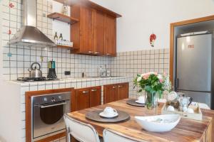 A kitchen or kitchenette at Neapolitan Style Apartrment