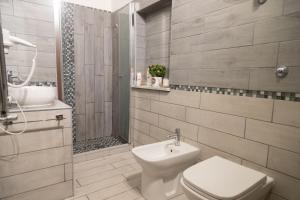 A bathroom at Neapolitan Style Apartrment