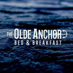 un cartel que lee el viejo bed and breakfast del intérprete sobre el agua en The Olde Anchor Bed & Breakfast en Murray River