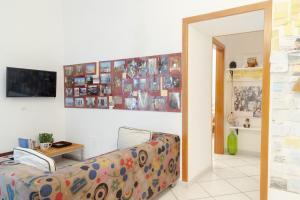 A seating area at Neapolitan Style Apartrment