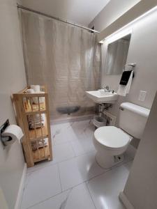 ein weißes Bad mit einem WC und einem Waschbecken in der Unterkunft 2 Bdrm Condo walking distance to Weirs Beach in Laconia