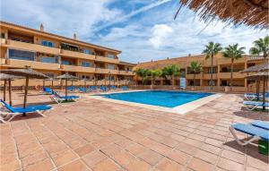 Bazén v ubytovaní Beautiful Apartment In Marbella-Elviria alebo v jeho blízkosti