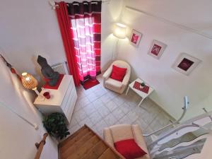 una vista aérea de una sala de estar con una ventana roja en Coquet studio meublé avec jardin, en Mauguio