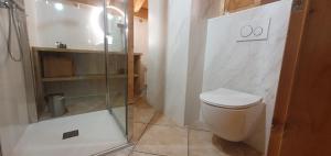 Ένα μπάνιο στο Bienvenue dans notre chalet! Appartement Les Sitelles