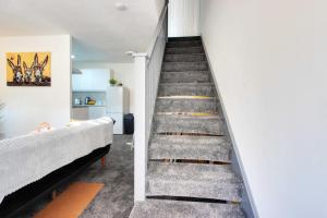 uma escada numa casa com pisos de betão em Welshside - Modern One Bedroom House, Welsh Harp, NW London By MDPS em Edgware