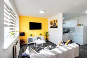 uma sala de estar com um sofá e uma televisão em Welshside - Modern One Bedroom House, Welsh Harp, NW London By MDPS em Edgware