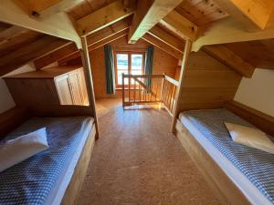 a room with two bunk beds in a cabin at Ferienhaus Serafina in Rieden am Forggensee