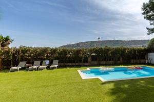 un cortile con piscina, sedie e recinzione di Urban Mansion by Fidalsa ad Alicante