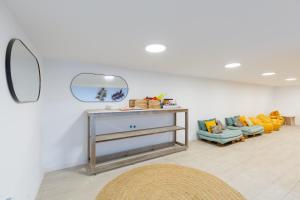 un soggiorno con specchio e divano di Urban Mansion by Fidalsa ad Alicante