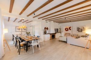 a dining room and living room with a table and chairs at Urban Mansion by Fidalsa in Alicante