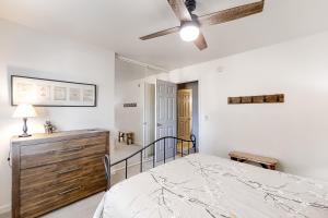 - une chambre avec un lit et un ventilateur de plafond dans l'établissement Morgan Pine House, à Estes Park