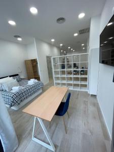 - une chambre avec une table et un lit dans l'établissement MonKeys Apartments Pagés del Corro Triana, à Séville