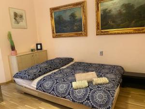 um quarto com uma cama e duas fotografias na parede em Super Old Town em Praga