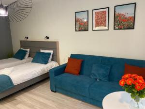 a living room with a blue couch and a table at Apartamenty Wodna 13 in Poznań