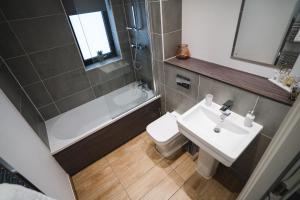W łazience znajduje się umywalka, toaleta i wanna. w obiekcie The Interchange - 2-Beds - Brand New - Central w Manchesterze