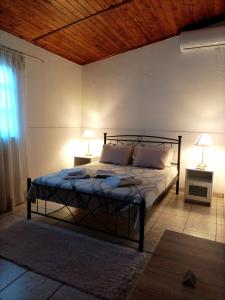 sypialnia z łóżkiem z 2 lampami w obiekcie 4 seasons w mieście Lawrio