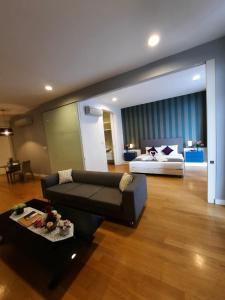 salon z kanapą i łóżkiem w obiekcie Platinum Suites Klcc by Signature Apartment w Kuala Lumpur