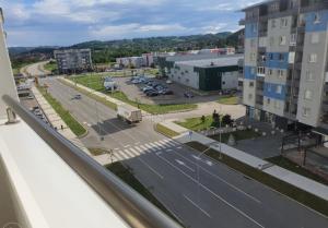 uma vista para um parque de estacionamento a partir de um edifício em Apartman Lena em Doboj