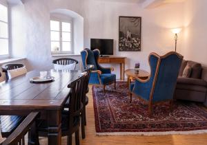 Hotel Obertor في رافنسبرغ: غرفة معيشة مع طاولة وكراسي وأريكة