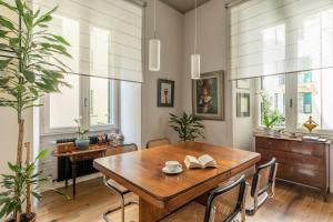 a dining room with a wooden table and chairs at La Design.aTA Experience Bed & Breakfast in Rome