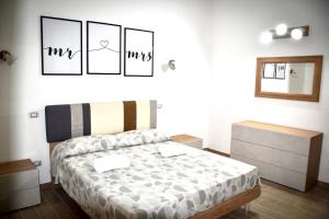 Schlafzimmer mit einem Bett und einem Wandspiegel in der Unterkunft Casa Lello in Taranto