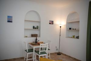een eetkamer met een tafel en stoelen en een lamp bij Wohnung Esterlizia in Agüimes