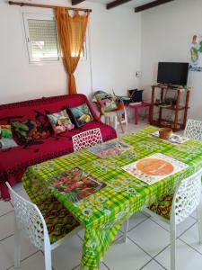 uma sala de estar com uma mesa e um sofá em Pinpin em Pointe-Noire