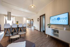 Una televisión o centro de entretenimiento en Modern apartment in Gravedona - Larihome A14