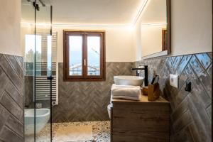 Un baño de Modern apartment in Gravedona - Larihome A14