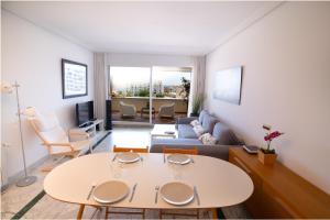 sala de estar con mesa y sofá en Apartamento Puerto Banus, en Marbella
