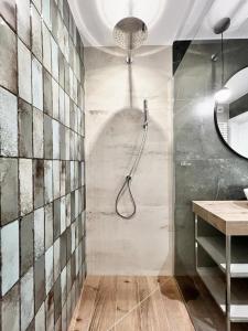 uma casa de banho com chuveiro e cabeça de chuveiro em 5-star apartment em Gliwice