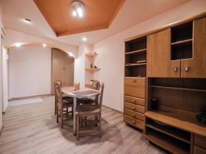 a dining room with a table and chairs at Apartament Centrul Vechi in Curtea de Argeş