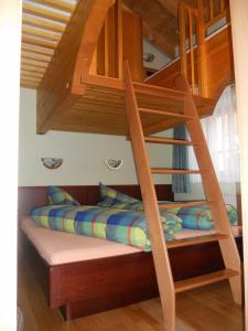 łóżko piętrowe z łóżkiem piętrowym pod drabiną w obiekcie Appartement beim Brunnen 12 w Solden