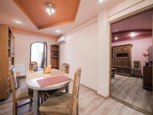 a dining room with a table and chairs at Apartament Centrul Vechi in Curtea de Argeş