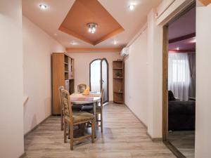 a dining room with a table and chairs at Apartament Centrul Vechi in Curtea de Argeş