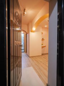 an open door to a room with a hallway at Apartament Centrul Vechi in Curtea de Argeş