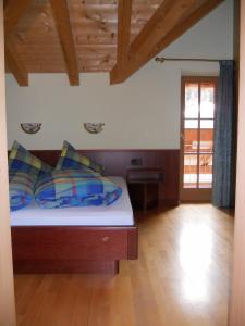 sypialnia z łóżkiem i drewnianą podłogą w obiekcie Appartement beim Brunnen 12 w Solden +20 zdjęć