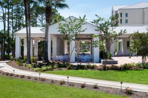 ein weißes Haus mit Palmen davor in der Unterkunft Bluegreen's Bayside Resort and Spa in Panama City Beach