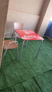 un tavolo da cocacola e una sedia in una stanza di Sweet Home Pozo Izquierdo A a Pozo Izquierdo