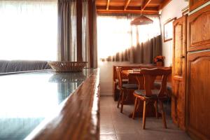 kuchnia ze stołem i krzesłami w pokoju w obiekcie Apartamento Costa, cerca de la playa y comercios. w Costa Teguise