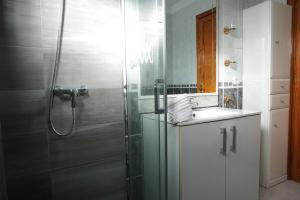 łazienka z prysznicem i umywalką w obiekcie Apartamento Costa, cerca de la playa y comercios. w Costa Teguise