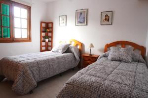 sypialnia z dwoma łóżkami i oknem w obiekcie Apartamento Costa, cerca de la playa y comercios. w Costa Teguise +12 zdjęć