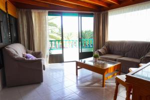 salon z 2 kanapami i stolikiem kawowym w obiekcie Apartamento Costa, cerca de la playa y comercios. w Costa Teguise