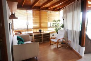 salon z 2 krzesłami i oknem w obiekcie Apartamento Costa, cerca de la playa y comercios. w Costa Teguise