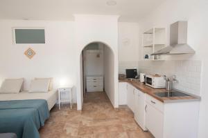 una camera con letto e una cucina con bancone di Siempreviva ad Agüimes